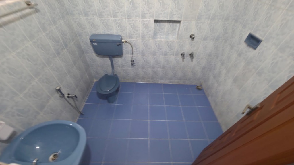 Blue Tile En-suite Bathroom