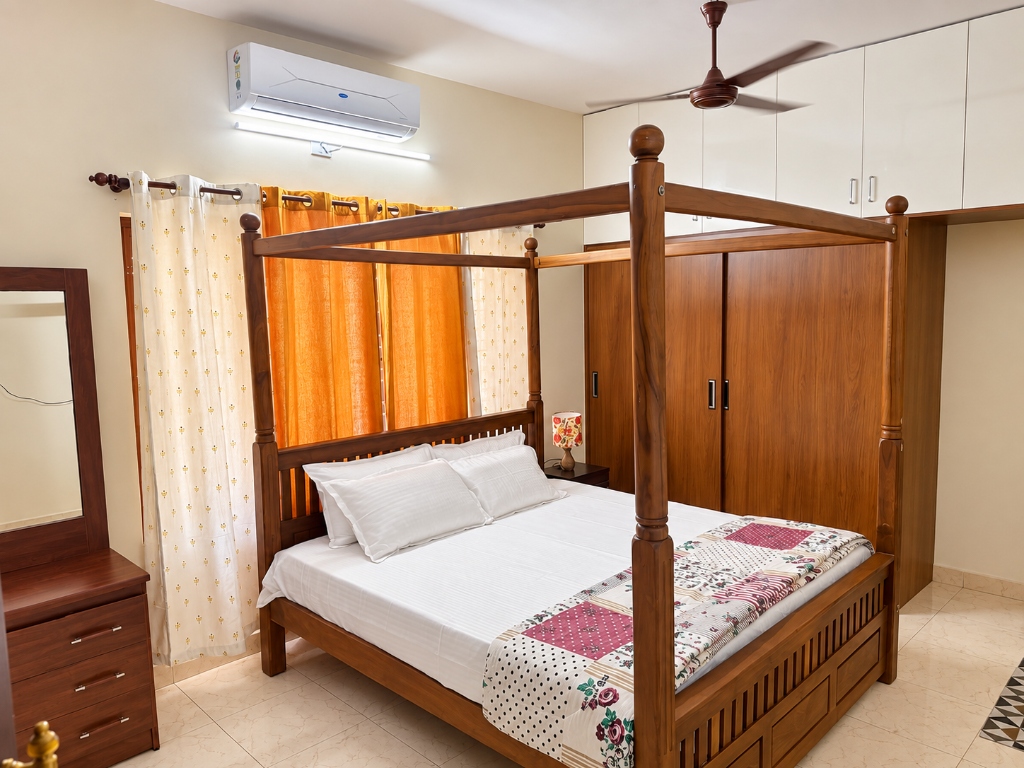 Master Suite Four-Poster Teak Bed