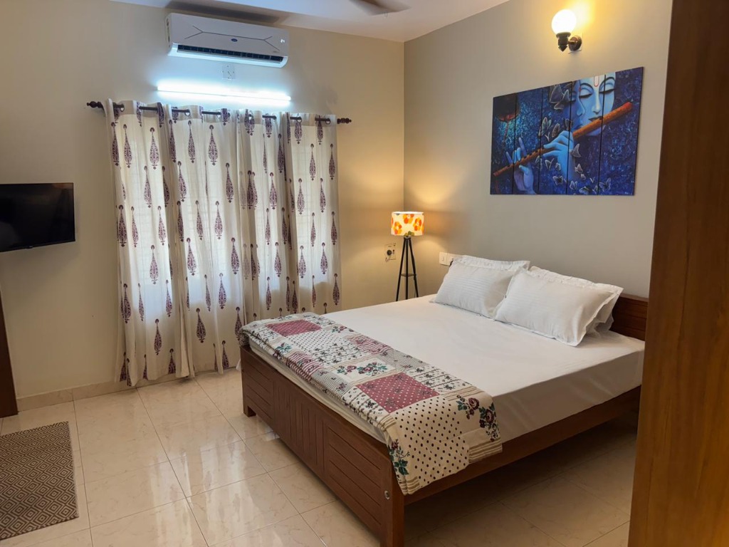 Deluxe Room Krishna Art Wall